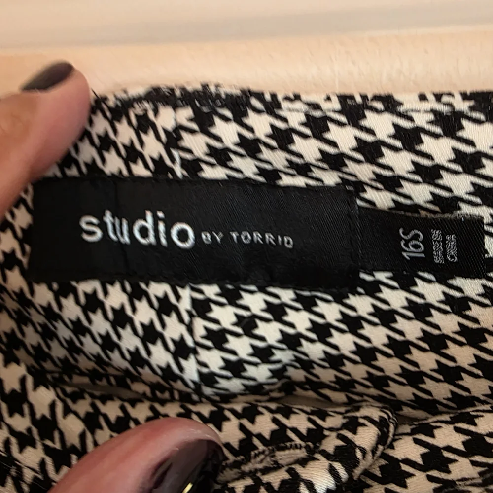 Torrid Black and White Houndstooth Women's Trousers - Picture 2 of 8